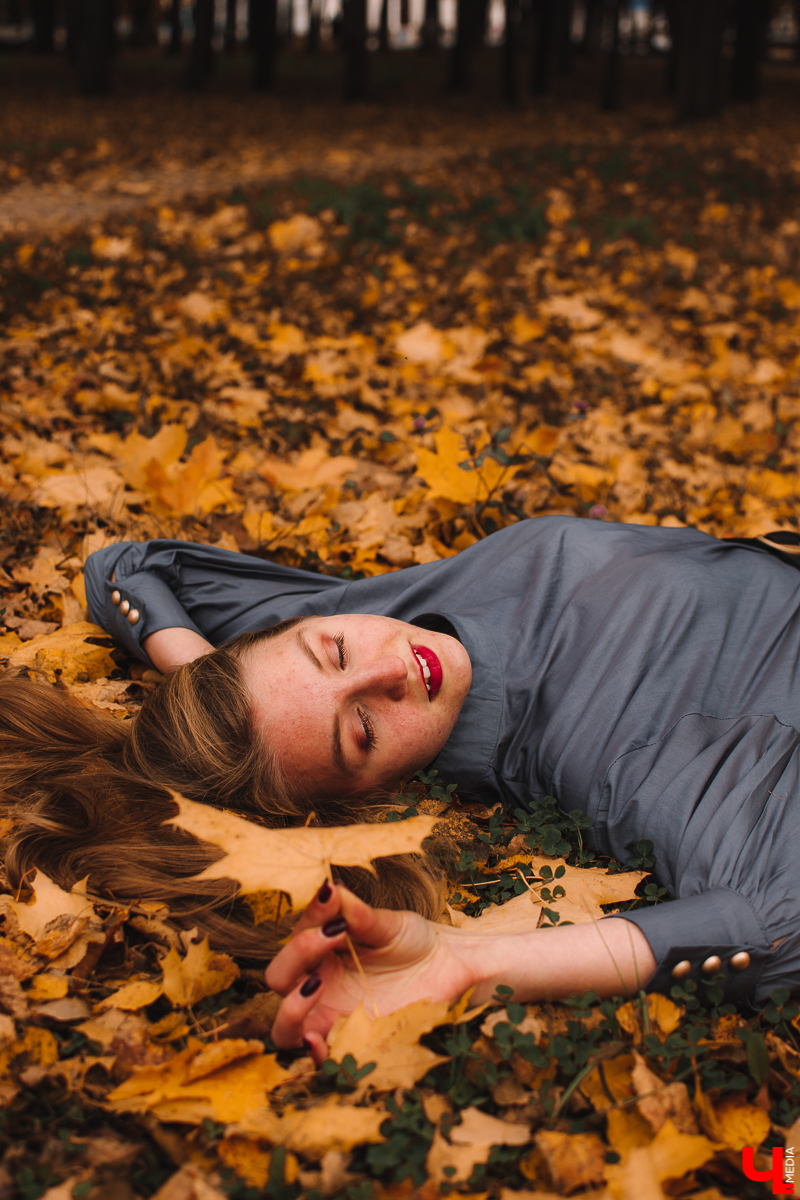 Мария Скосырева - программист, но это не значит, что ее гардероб ограничивается потертыми джинсами, мятыми рубашками и вытянутыми свитерами. Она работает в мужском коллективе, поэтому предпочитает выглядеть женственно и стильно