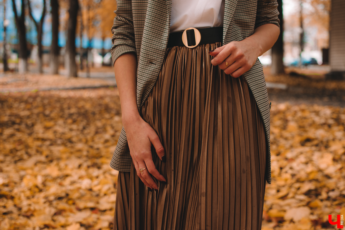 Мария Скосырева - программист, но это не значит, что ее гардероб ограничивается потертыми джинсами, мятыми рубашками и вытянутыми свитерами. Она работает в мужском коллективе, поэтому предпочитает выглядеть женственно и стильно