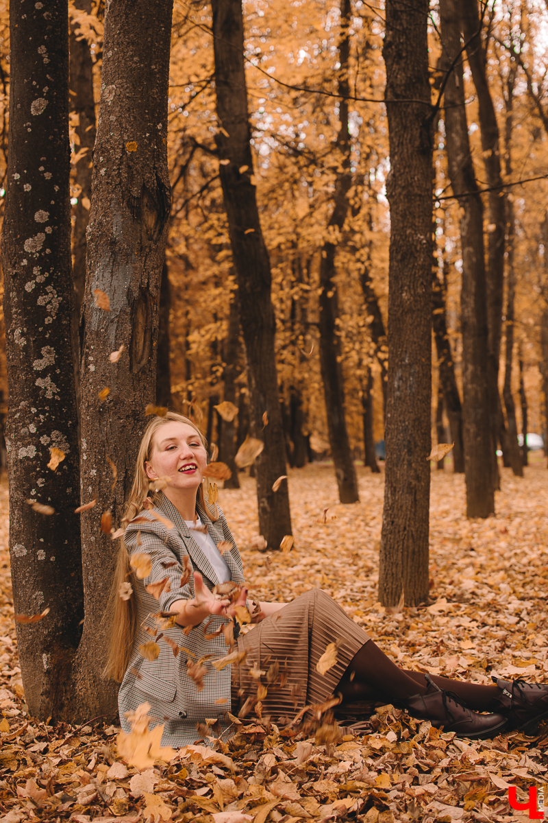 Мария Скосырева - программист, но это не значит, что ее гардероб ограничивается потертыми джинсами, мятыми рубашками и вытянутыми свитерами. Она работает в мужском коллективе, поэтому предпочитает выглядеть женственно и стильно