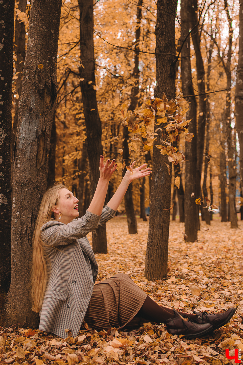 Мария Скосырева - программист, но это не значит, что ее гардероб ограничивается потертыми джинсами, мятыми рубашками и вытянутыми свитерами. Она работает в мужском коллективе, поэтому предпочитает выглядеть женственно и стильно