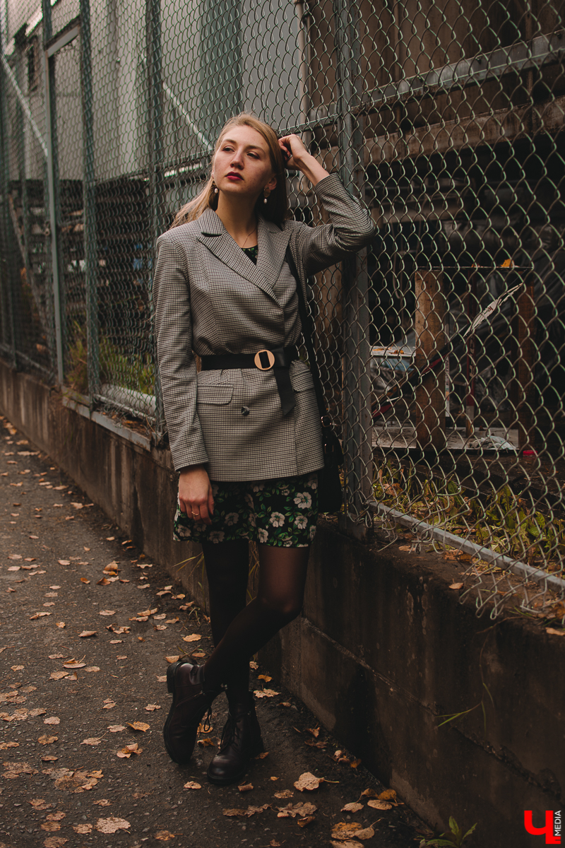 Мария Скосырева - программист, но это не значит, что ее гардероб ограничивается потертыми джинсами, мятыми рубашками и вытянутыми свитерами. Она работает в мужском коллективе, поэтому предпочитает выглядеть женственно и стильно