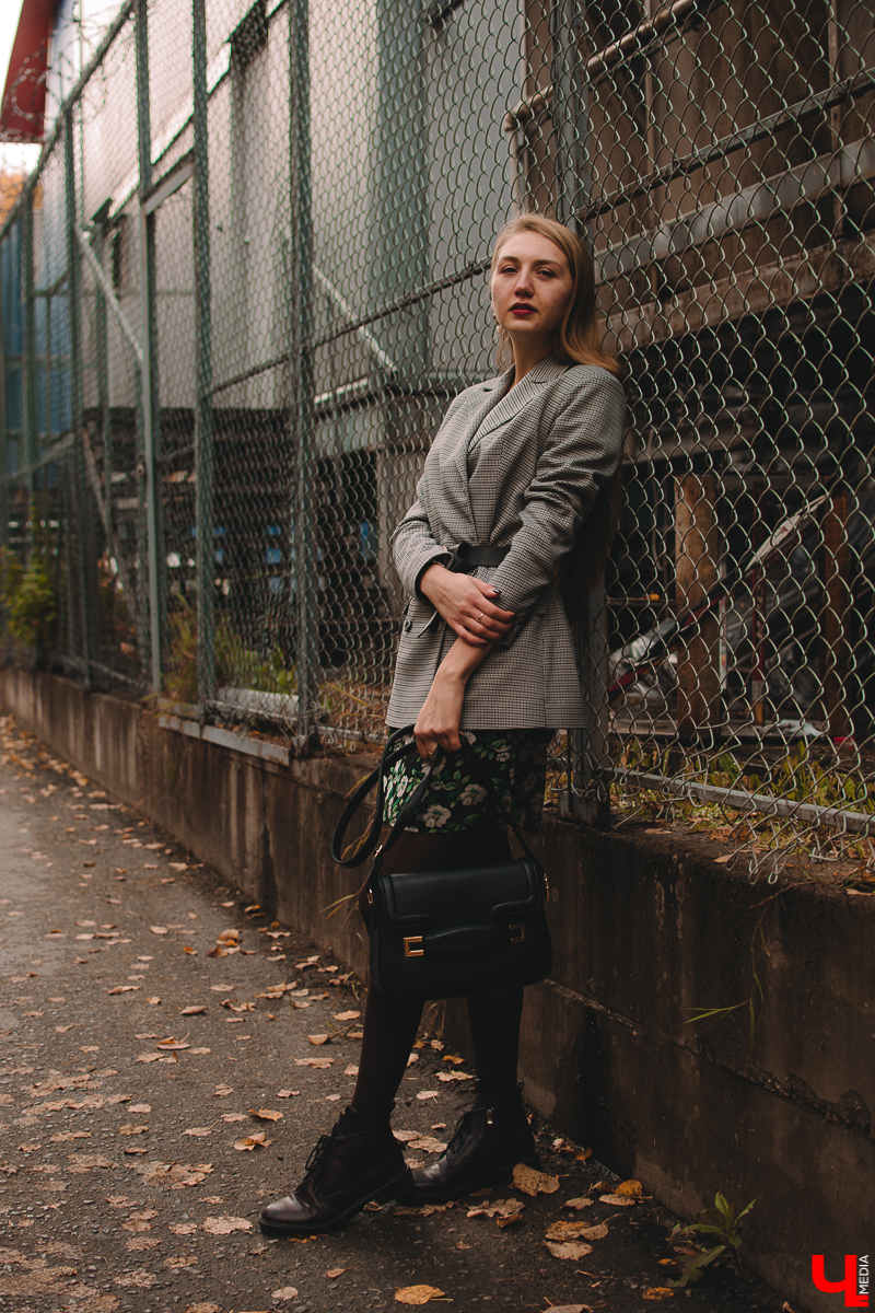 Мария Скосырева - программист, но это не значит, что ее гардероб ограничивается потертыми джинсами, мятыми рубашками и вытянутыми свитерами. Она работает в мужском коллективе, поэтому предпочитает выглядеть женственно и стильно