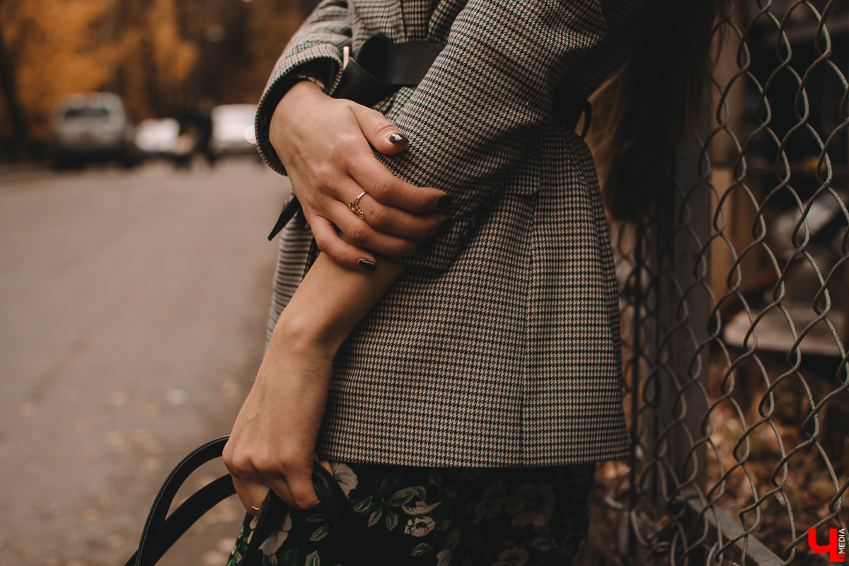 Мария Скосырева - программист, но это не значит, что ее гардероб ограничивается потертыми джинсами, мятыми рубашками и вытянутыми свитерами. Она работает в мужском коллективе, поэтому предпочитает выглядеть женственно и стильно