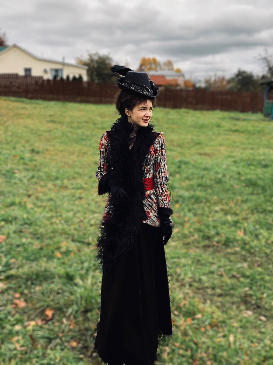 Съемки сериала “Угрюм-река” в Суздале в самом разгаре! С 8 по 20 октября древний город стал “вторым домом” для Александра Балуева, Юлии Пересильд, Александра Горбатова и Софьи Эрнст. Владимирским актерам массовки удалось познакомиться с некоторыми из них