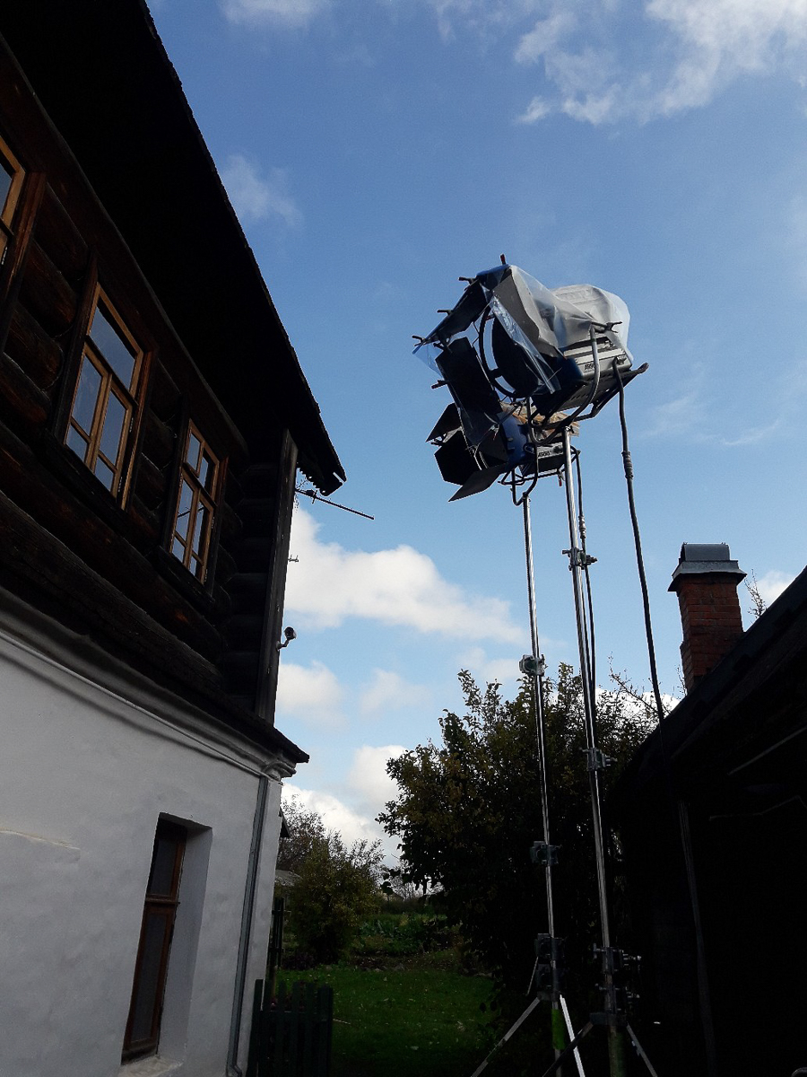 Съемки сериала “Угрюм-река” в Суздале в самом разгаре! С 8 по 20 октября древний город стал “вторым домом” для Александра Балуева, Юлии Пересильд, Александра Горбатова и Софьи Эрнст. Владимирским актерам массовки удалось познакомиться с некоторыми из них