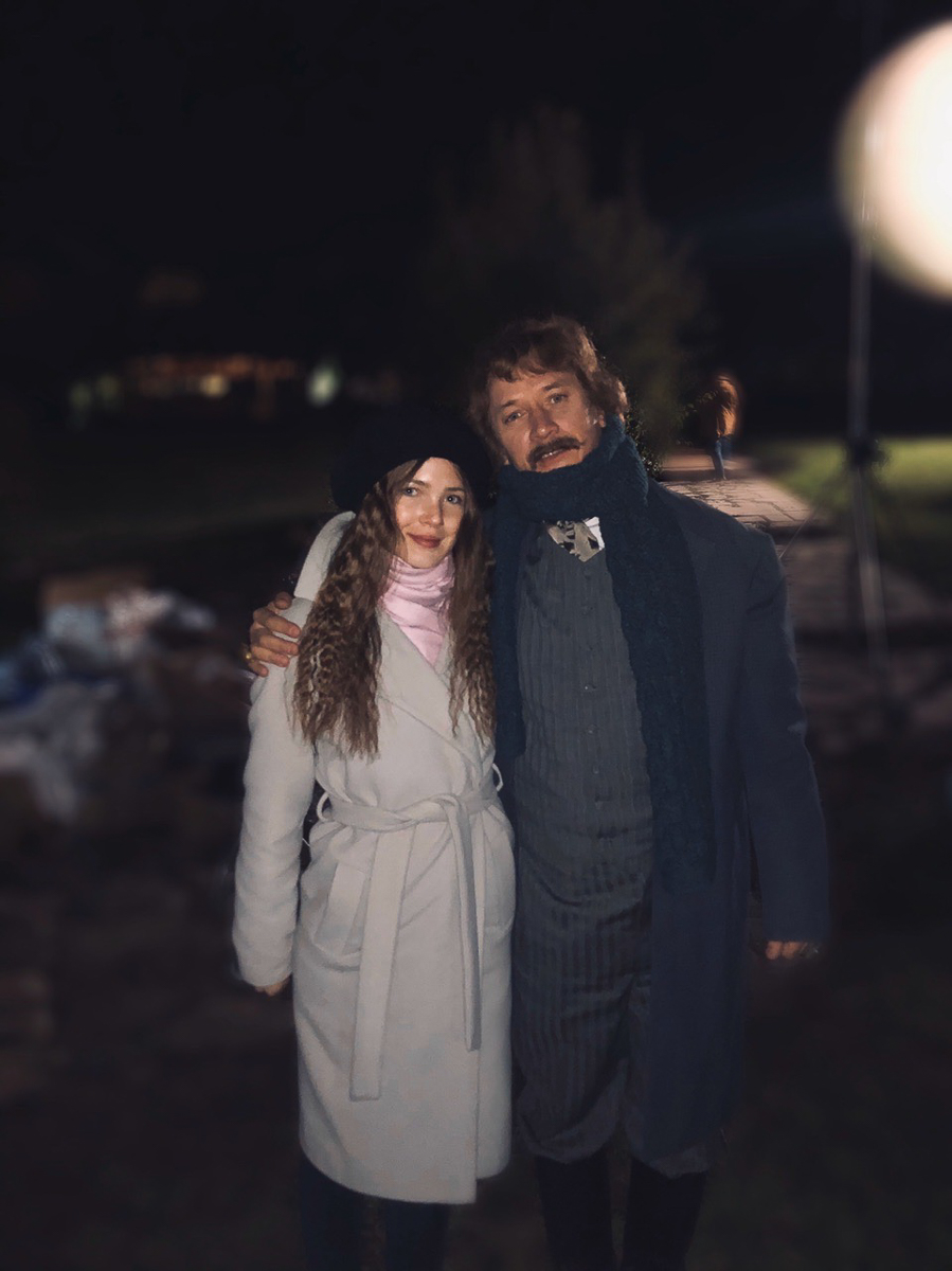 Съемки сериала “Угрюм-река” в Суздале в самом разгаре! С 8 по 20 октября древний город стал “вторым домом” для Александра Балуева, Юлии Пересильд, Александра Горбатова и Софьи Эрнст. Владимирским актерам массовки удалось познакомиться с некоторыми из них