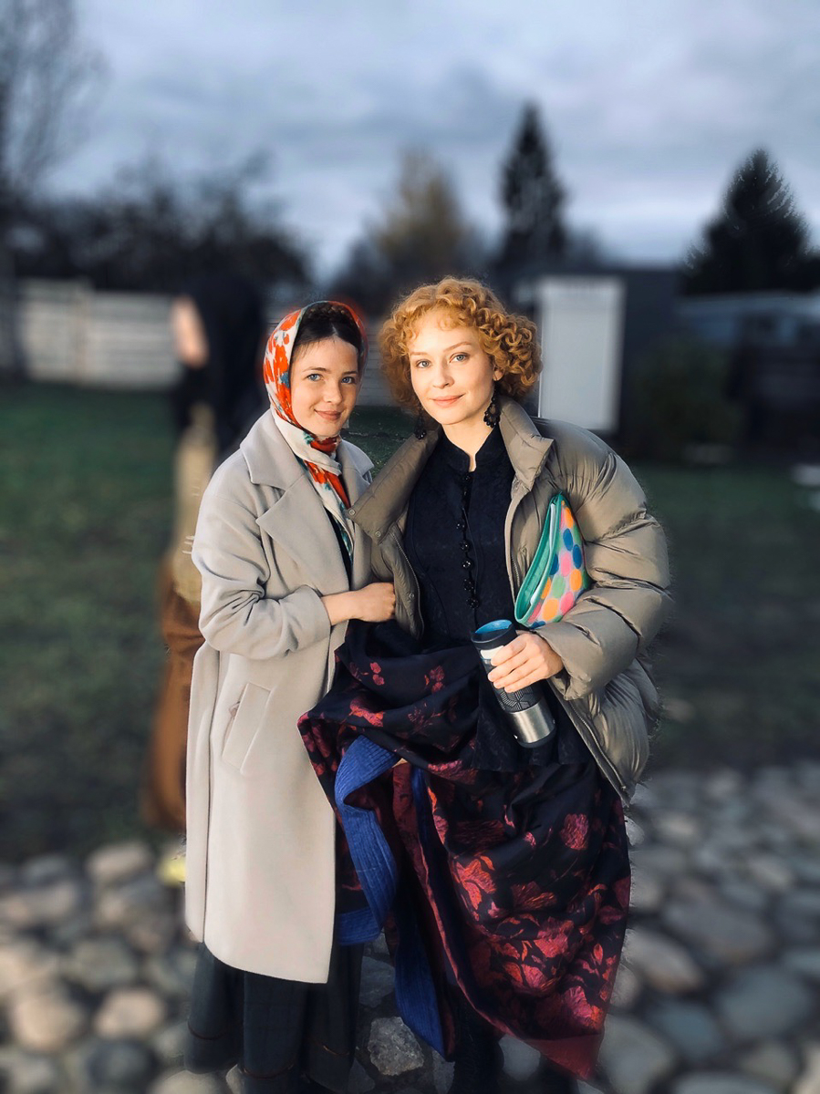 Съемки сериала “Угрюм-река” в Суздале в самом разгаре! С 8 по 20 октября древний город стал “вторым домом” для Александра Балуева, Юлии Пересильд, Александра Горбатова и Софьи Эрнст. Владимирским актерам массовки удалось познакомиться с некоторыми из них