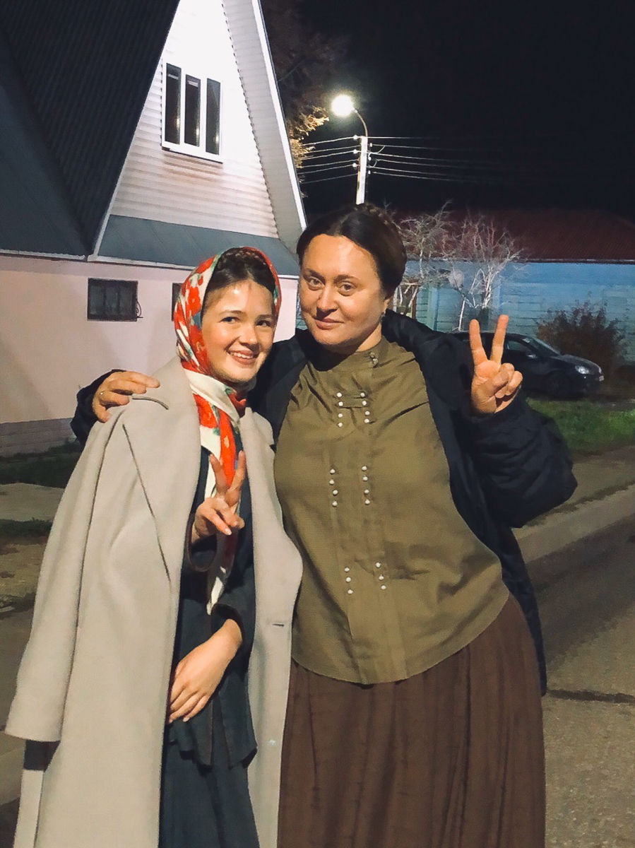 Съемки сериала “Угрюм-река” в Суздале в самом разгаре! С 8 по 20 октября древний город стал “вторым домом” для Александра Балуева, Юлии Пересильд, Александра Горбатова и Софьи Эрнст. Владимирским актерам массовки удалось познакомиться с некоторыми из них