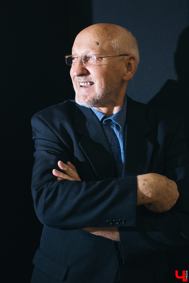 Актер и режиссер Владимир Лаптев вошел в число финалистов второго сезона шоу “Голос 60+”. Как проходили съемки? Как работалось с Боярским? Обо всем в эксклюзивном интервью