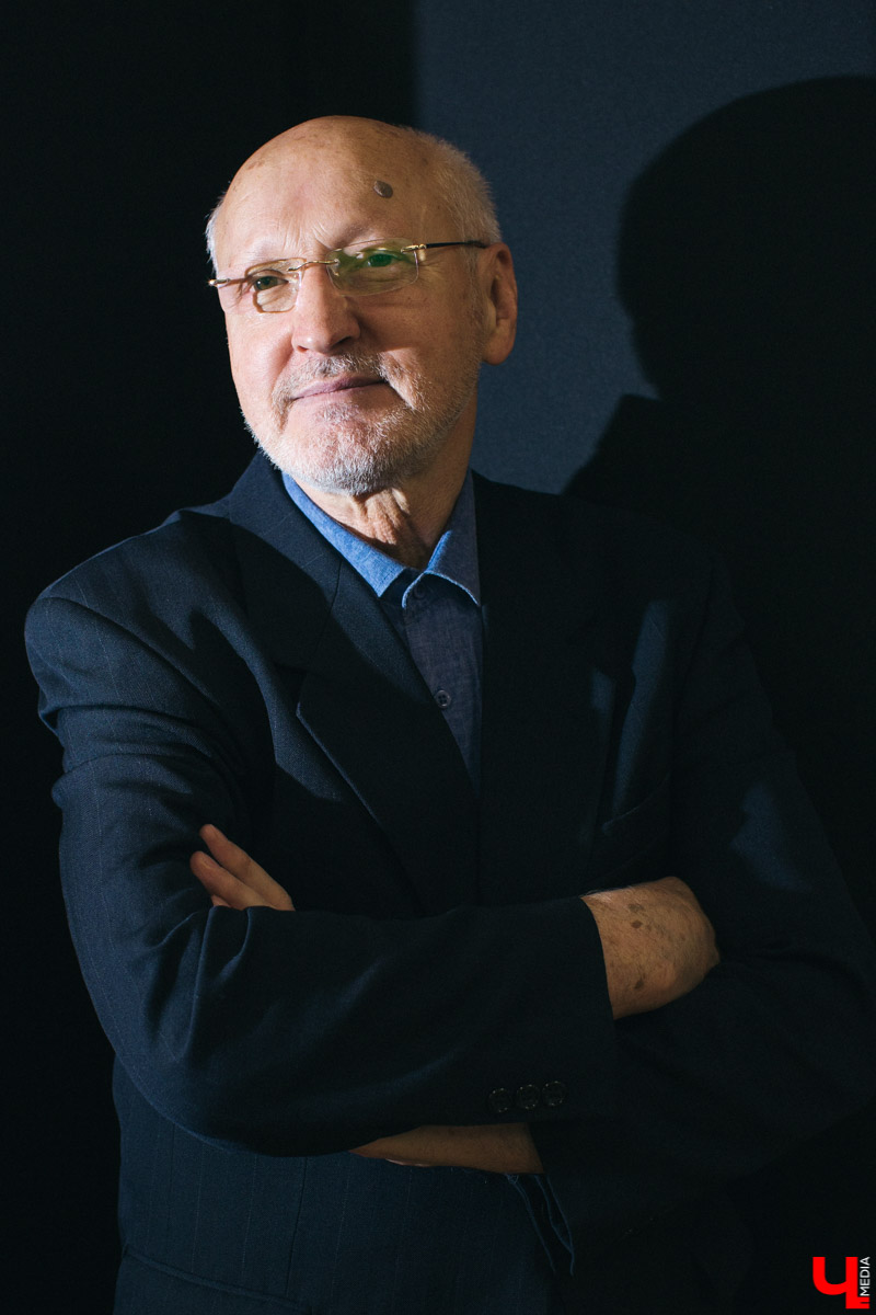 Актер и режиссер Владимир Лаптев вошел в число финалистов второго сезона шоу “Голос 60+”. Как проходили съемки? Как работалось с Боярским? Обо всем в эксклюзивном интервью