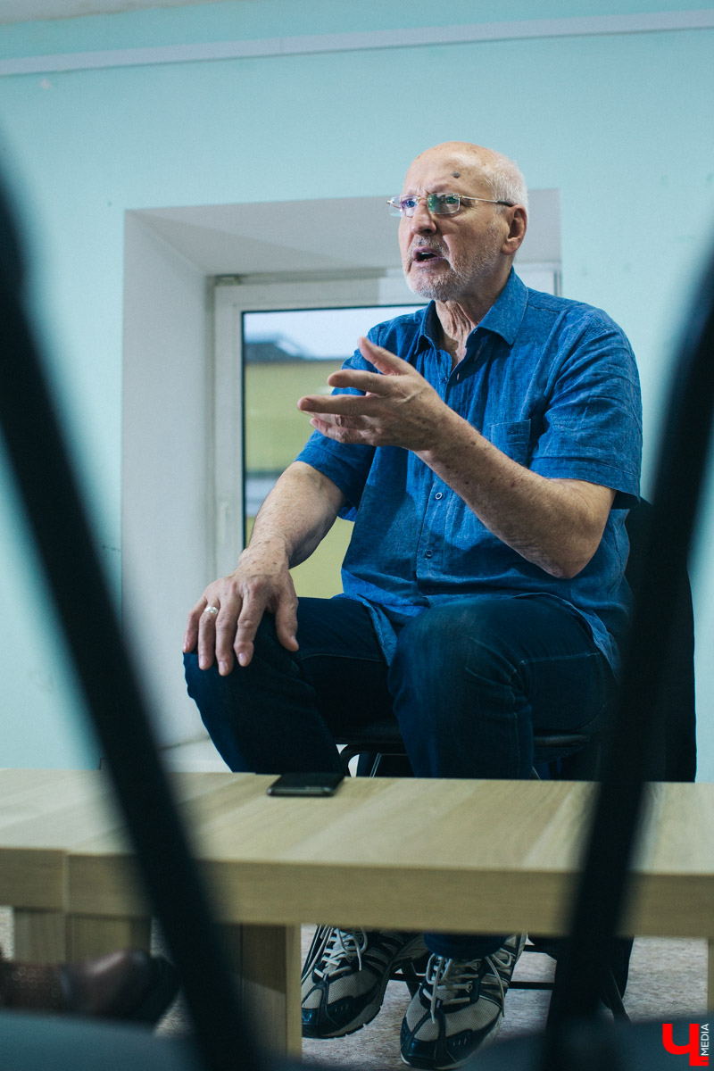 Актер и режиссер Владимир Лаптев вошел в число финалистов второго сезона шоу “Голос 60+”. Как проходили съемки? Как работалось с Боярским? Обо всем в эксклюзивном интервью