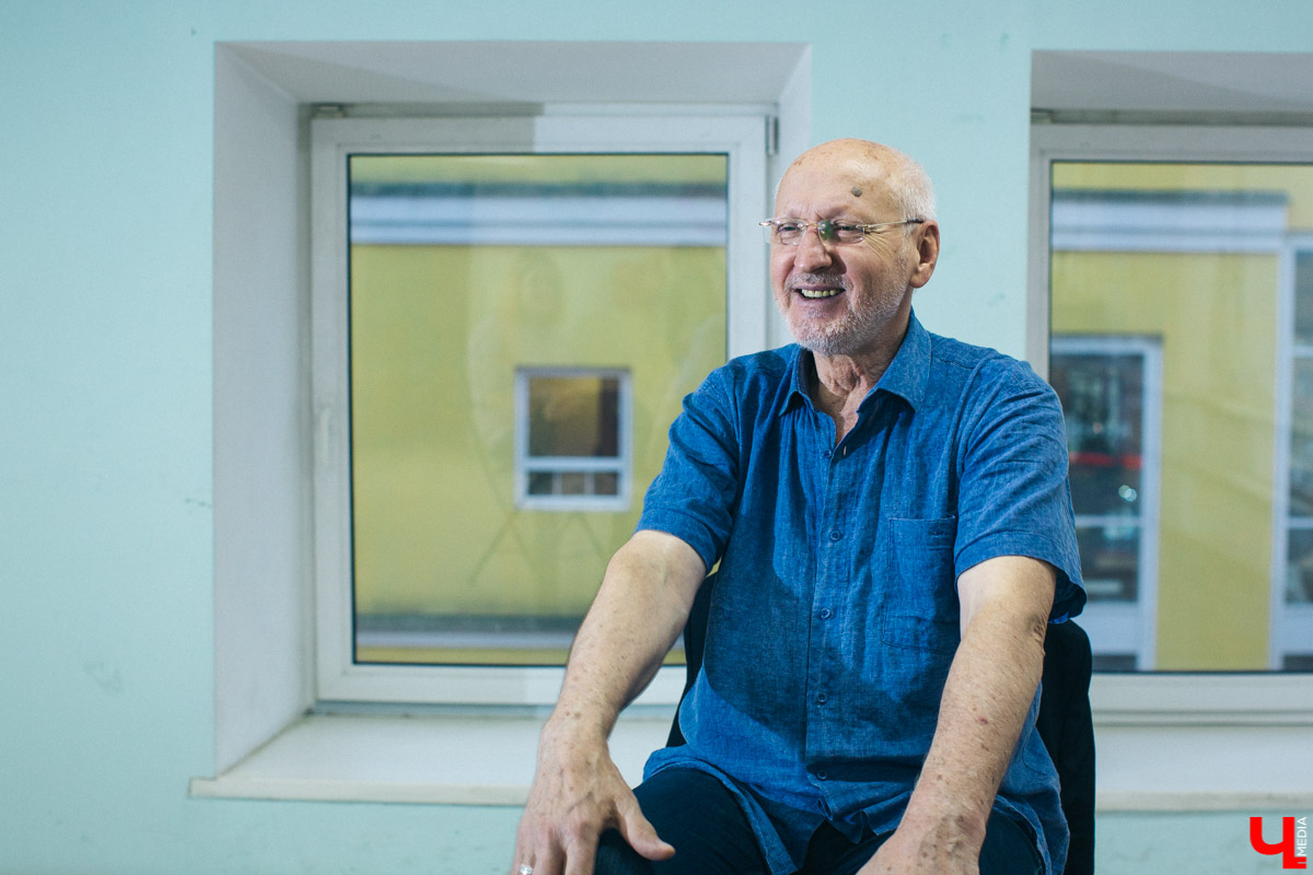 Актер и режиссер Владимир Лаптев вошел в число финалистов второго сезона шоу “Голос 60+”. Как проходили съемки? Как работалось с Боярским? Обо всем в эксклюзивном интервью