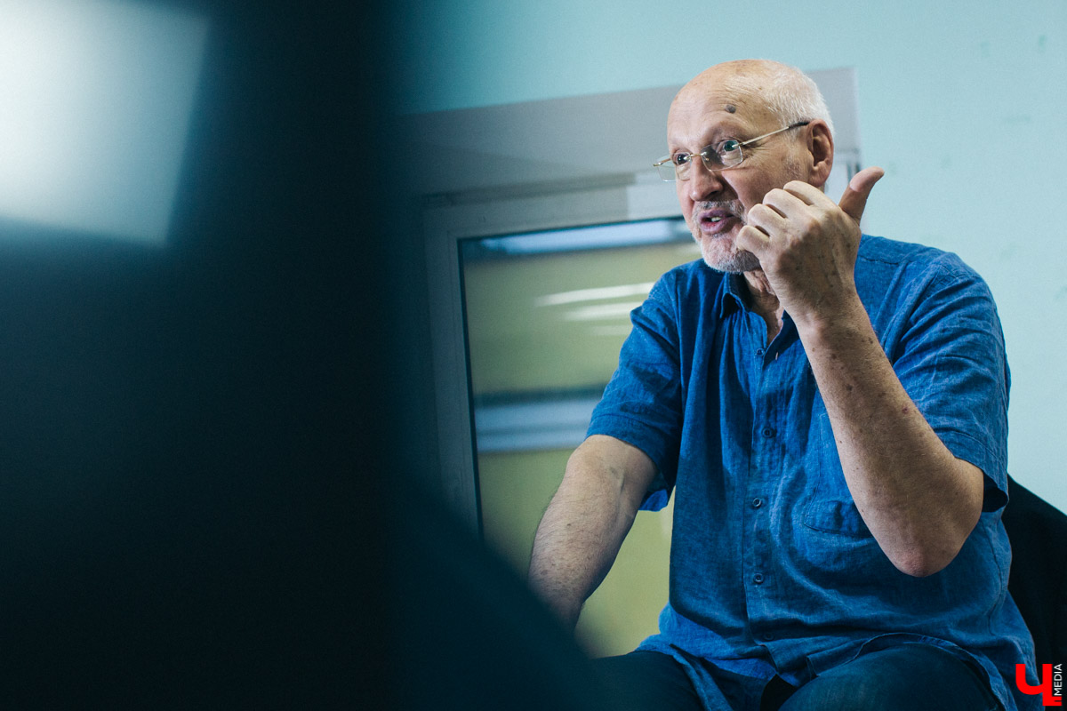 Актер и режиссер Владимир Лаптев вошел в число финалистов второго сезона шоу “Голос 60+”. Как проходили съемки? Как работалось с Боярским? Обо всем в эксклюзивном интервью