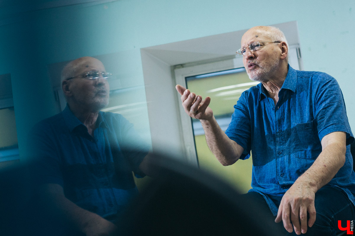 Актер и режиссер Владимир Лаптев вошел в число финалистов второго сезона шоу “Голос 60+”. Как проходили съемки? Как работалось с Боярским? Обо всем в эксклюзивном интервью