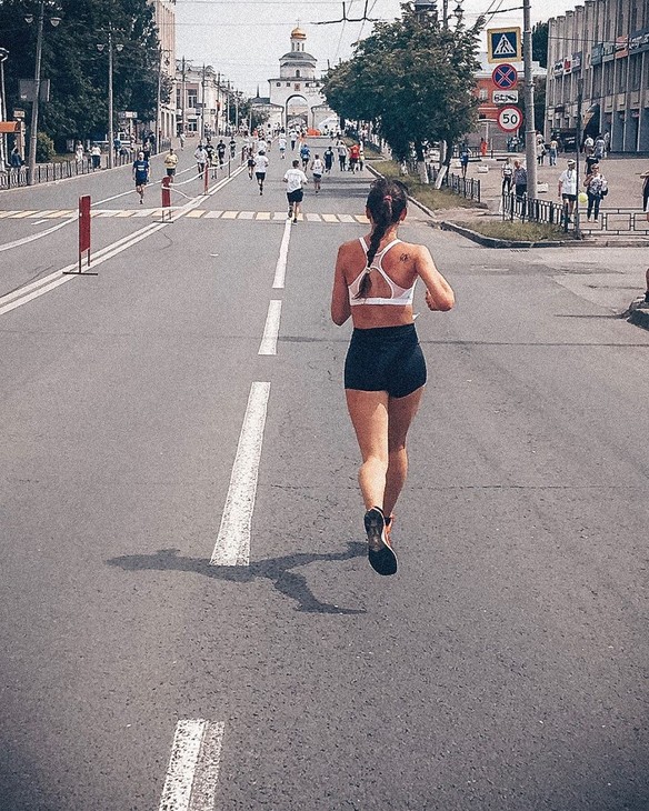 Приобщиться к спорту после покупки “умных часов”, порвать связку из-за нелепой случайности в автобусе, провести на дистанции целый день. Владимирские “железные люди” рассказывают о своем спортивном опыте