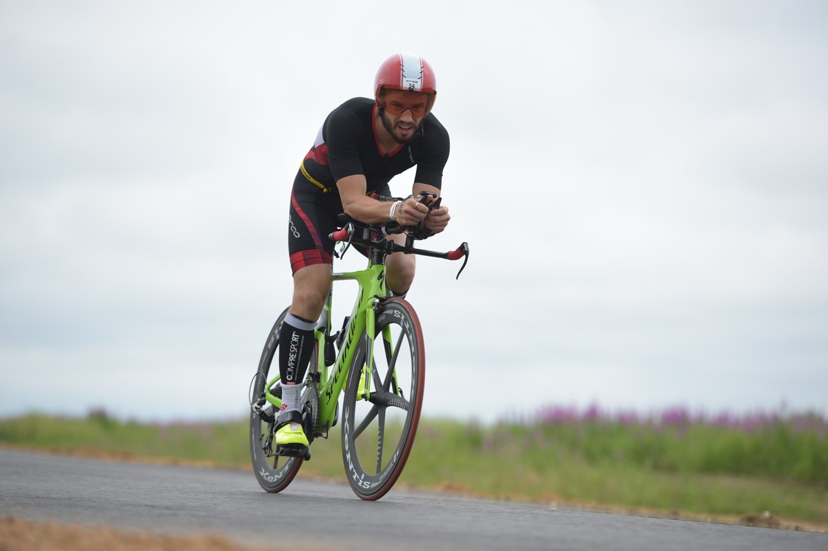 Приобщиться к спорту после покупки “умных часов”, порвать связку из-за нелепой случайности в автобусе, провести на дистанции целый день. Владимирские “железные люди” рассказывают о своем спортивном опыте