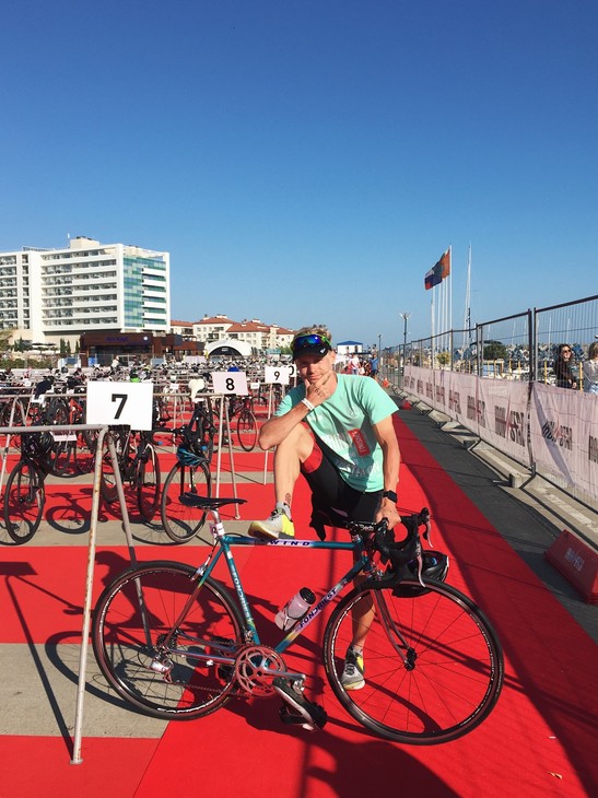 Приобщиться к спорту после покупки “умных часов”, порвать связку из-за нелепой случайности в автобусе, провести на дистанции целый день. Владимирские “железные люди” рассказывают о своем спортивном опыте