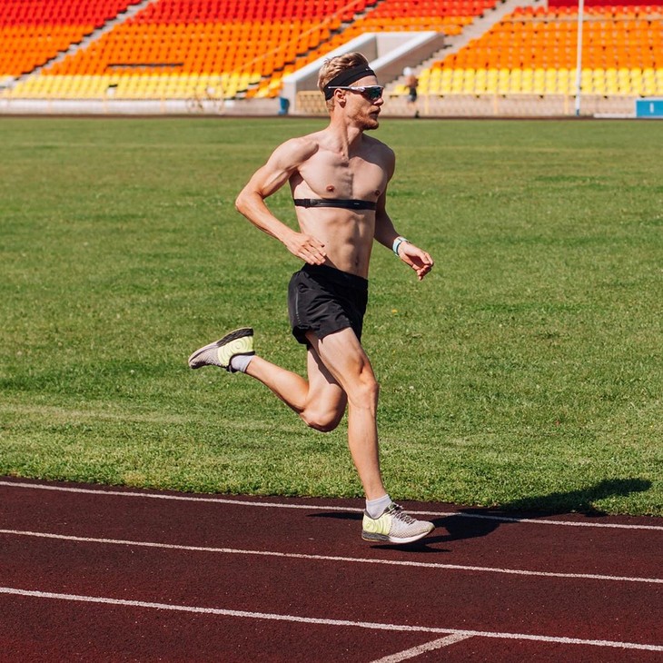 Приобщиться к спорту после покупки “умных часов”, порвать связку из-за нелепой случайности в автобусе, провести на дистанции целый день. Владимирские “железные люди” рассказывают о своем спортивном опыте