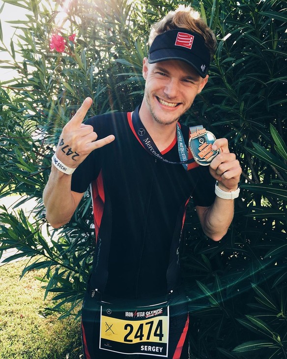 Приобщиться к спорту после покупки “умных часов”, порвать связку из-за нелепой случайности в автобусе, провести на дистанции целый день. Владимирские “железные люди” рассказывают о своем спортивном опыте