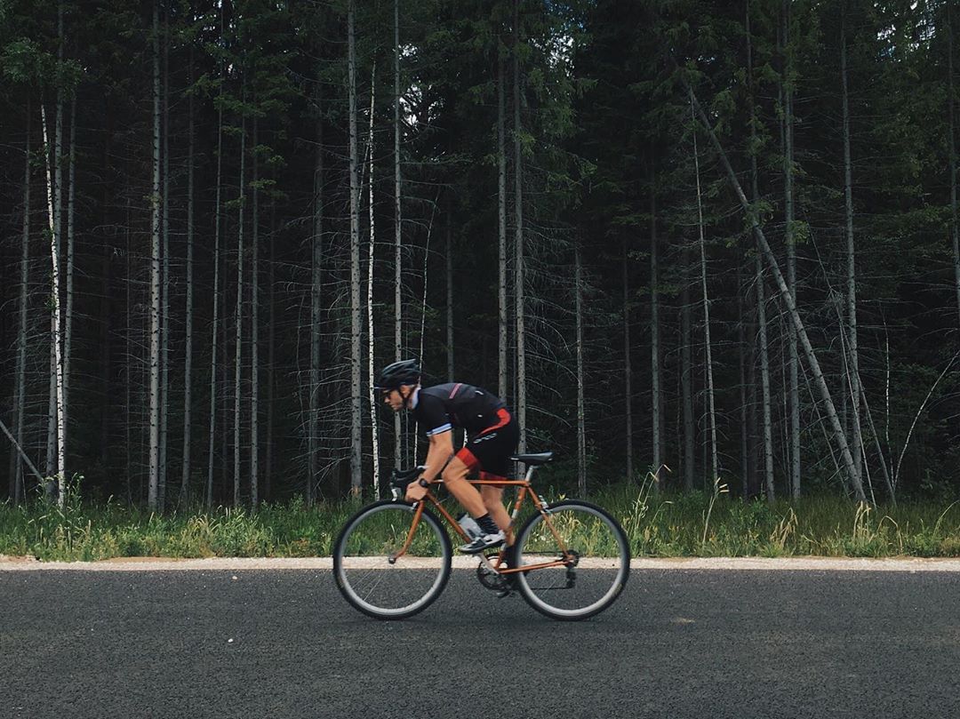 Приобщиться к спорту после покупки “умных часов”, порвать связку из-за нелепой случайности в автобусе, провести на дистанции целый день. Владимирские “железные люди” рассказывают о своем спортивном опыте
