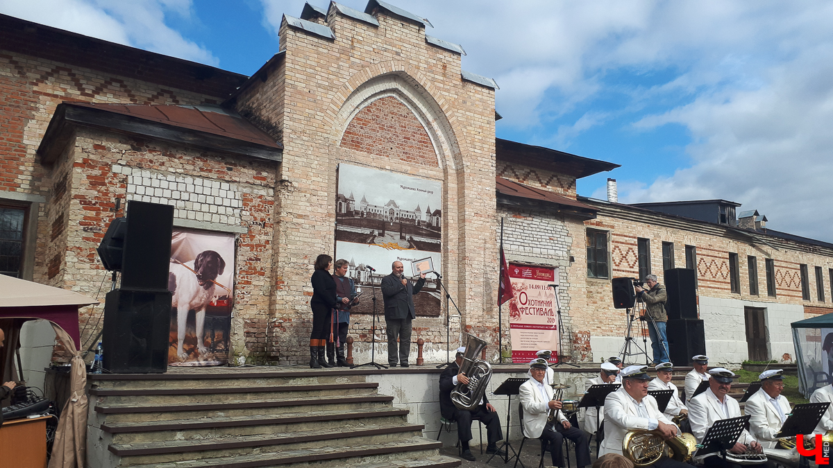 Владимирский замок Храповицкого и окружающие его строения вошли в топ-10” самых интересных заброшенных усадеб России. Почему заброшенных, несмотря на то, что ансамбль находится под опекой ВСМЗ? Как обычно, все упирается в деньги