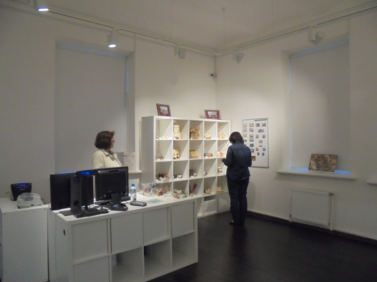 Владимирский замок Храповицкого и окружающие его строения вошли в топ-10” самых интересных заброшенных усадеб России. Почему заброшенных, несмотря на то, что ансамбль находится под опекой ВСМЗ? Как обычно, все упирается в деньги