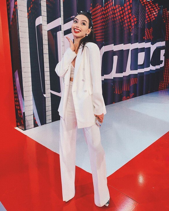 17-летняя Алана Чочиева прошла “слепые прослушивания” в восьмой сезон популярного шоу “Голос”. Программа с участием жительницы Владимира вышла в эфир 18 октября. Заветную красную кнопку нажали все четверо судей. Алана поделилась с “Ключ-Медиа”, что испытала в этот момент