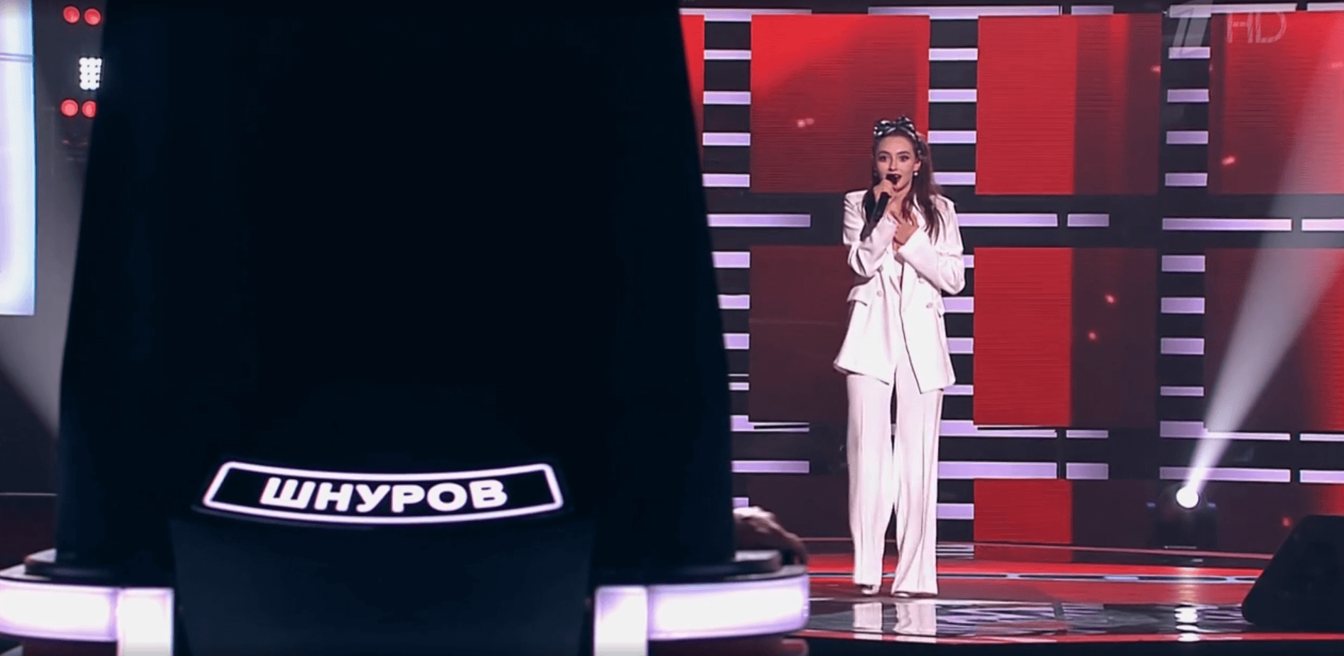 17-летняя Алана Чочиева прошла “слепые прослушивания” в восьмой сезон популярного шоу “Голос”. Программа с участием жительницы Владимира вышла в эфир 18 октября. Заветную красную кнопку нажали все четверо судей. Алана поделилась с “Ключ-Медиа”, что испытала в этот момент