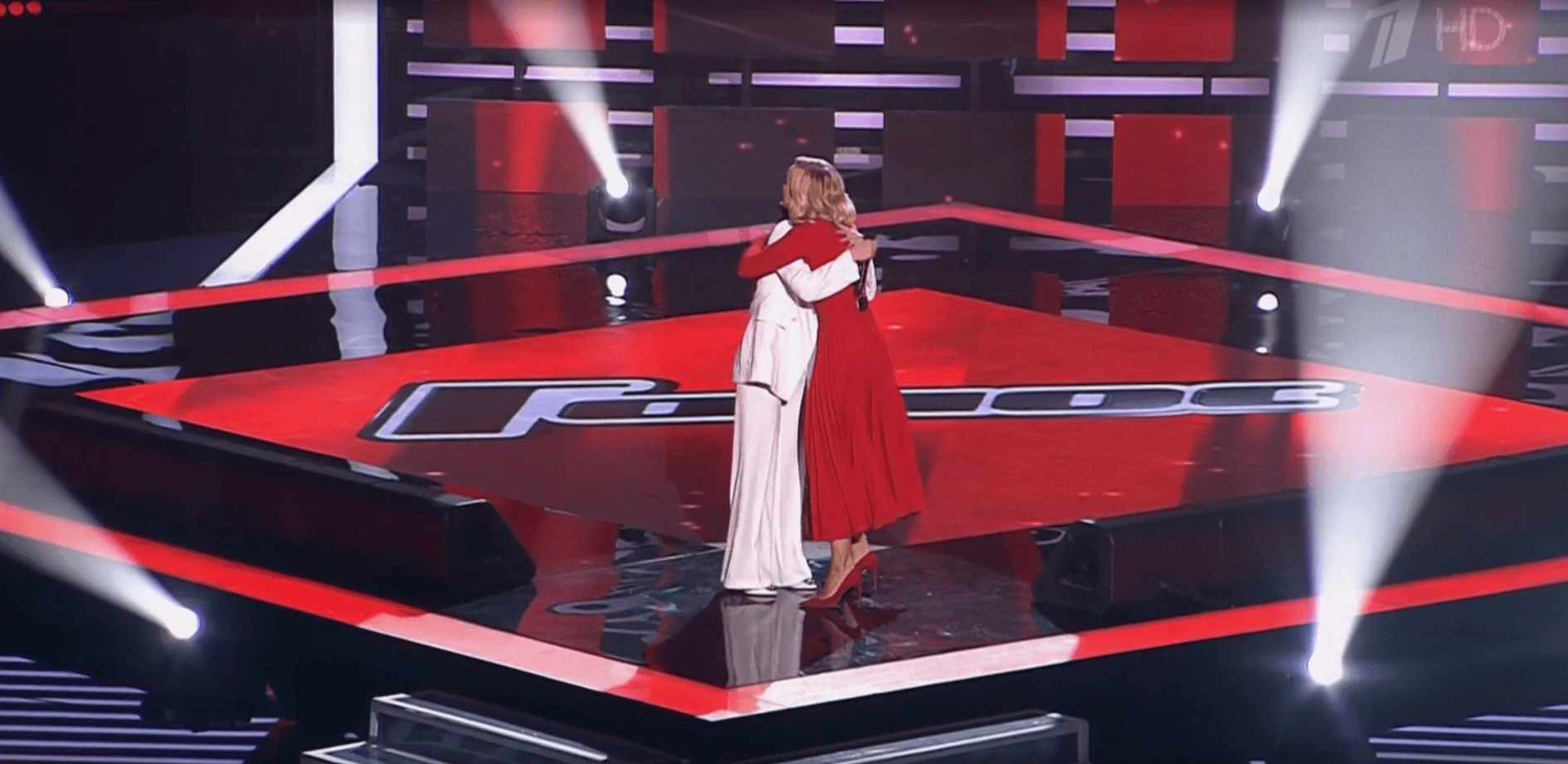 17-летняя Алана Чочиева прошла “слепые прослушивания” в восьмой сезон популярного шоу “Голос”. Программа с участием жительницы Владимира вышла в эфир 18 октября. Заветную красную кнопку нажали все четверо судей. Алана поделилась с “Ключ-Медиа”, что испытала в этот момент