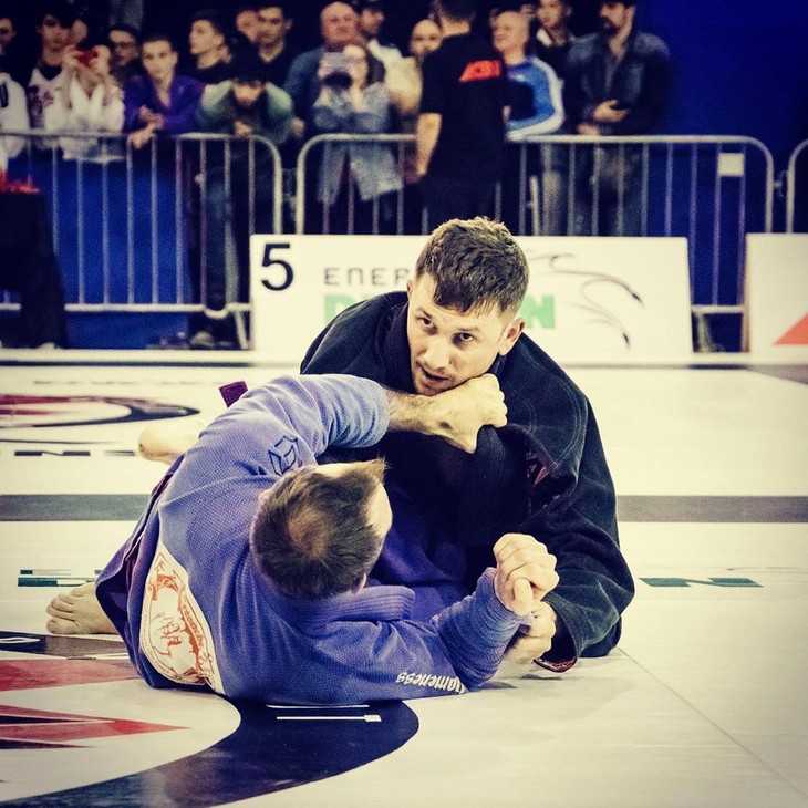 На днях в Марокко завершился чемпионат мира по дзюдо среди мастеров, где 32-летний владимирец Максим Кузьмин завоевал «золото» и стал чемпионом мира. Мы пообщались со спортсменом и тренером ДЮСШ «Дзюдо-88», как только он вернулся в Россию