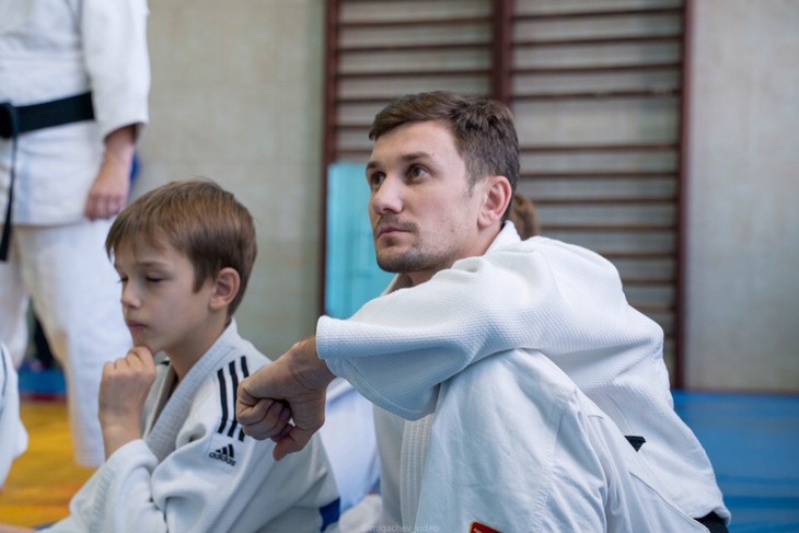 На днях в Марокко завершился чемпионат мира по дзюдо среди мастеров, где 32-летний владимирец Максим Кузьмин завоевал «золото» и стал чемпионом мира. Мы пообщались со спортсменом и тренером ДЮСШ «Дзюдо-88», как только он вернулся в Россию