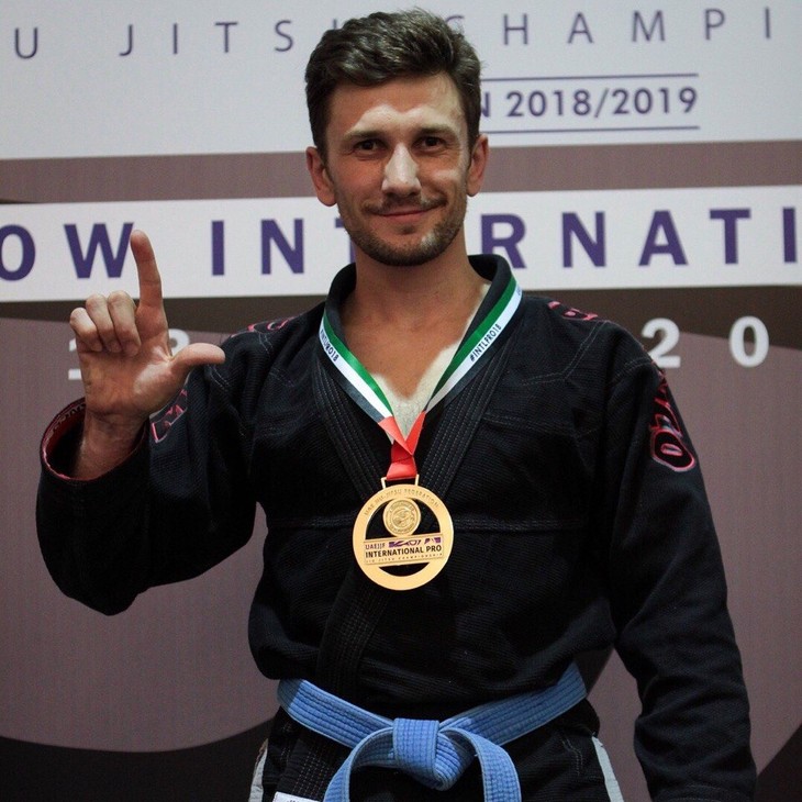 На днях в Марокко завершился чемпионат мира по дзюдо среди мастеров, где 32-летний владимирец Максим Кузьмин завоевал «золото» и стал чемпионом мира. Мы пообщались со спортсменом и тренером ДЮСШ «Дзюдо-88», как только он вернулся в Россию