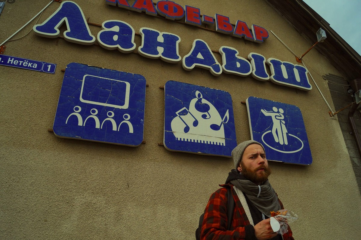 Коля Лупанов - обычный парень из Костерево, случайно попавший во ВГИК. А теперь работающий над известными сериалами для Первого и ТВЦ, рекламой известных брендов и настоящим кино. Первый его фильм - “Механика” зафестивалил на мировом уровне, второй вот-вот выйдет в свет
