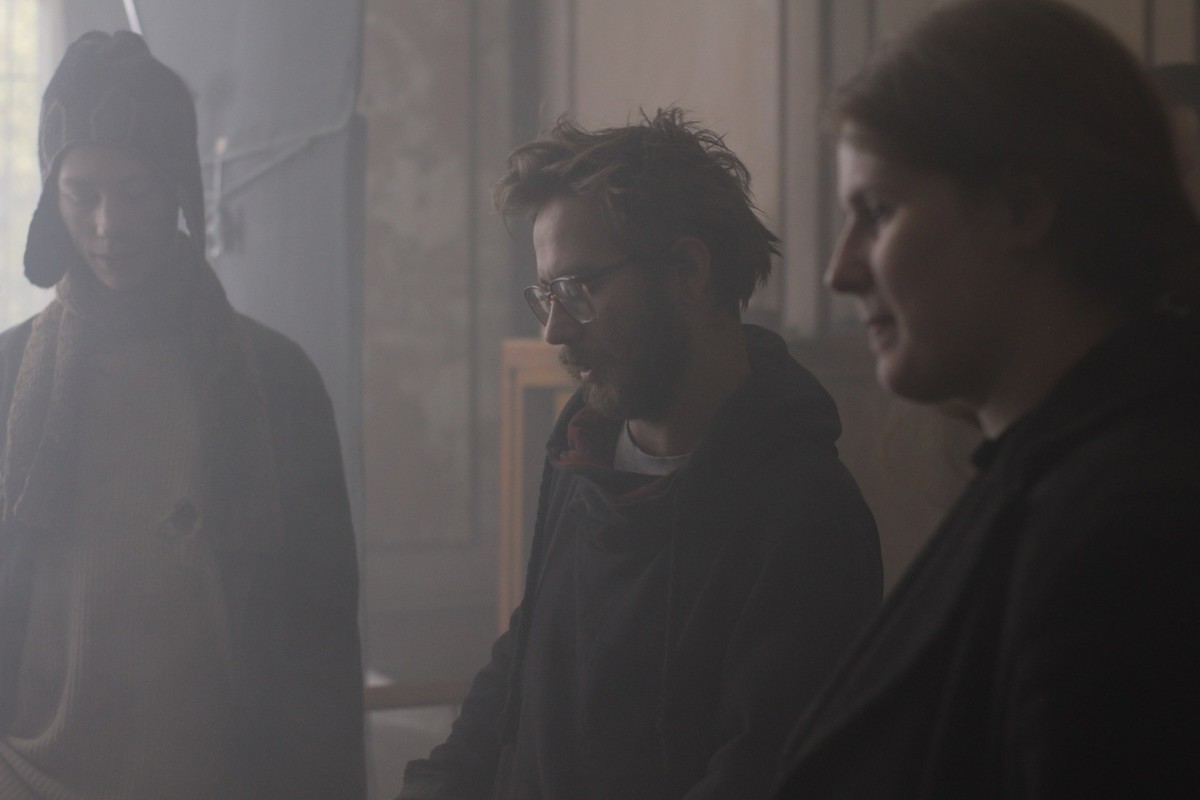 Коля Лупанов - обычный парень из Костерево, случайно попавший во ВГИК. А теперь работающий над известными сериалами для Первого и ТВЦ, рекламой известных брендов и настоящим кино. Первый его фильм - “Механика” зафестивалил на мировом уровне, второй вот-вот выйдет в свет