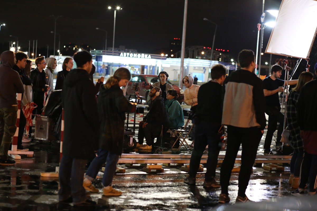 Коля Лупанов - обычный парень из Костерево, случайно попавший во ВГИК. А теперь работающий над известными сериалами для Первого и ТВЦ, рекламой известных брендов и настоящим кино. Первый его фильм - “Механика” зафестивалил на мировом уровне, второй вот-вот выйдет в свет