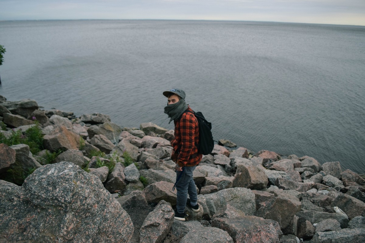 Коля Лупанов - обычный парень из Костерево, случайно попавший во ВГИК. А теперь работающий над известными сериалами для Первого и ТВЦ, рекламой известных брендов и настоящим кино. Первый его фильм - “Механика” зафестивалил на мировом уровне, второй вот-вот выйдет в свет