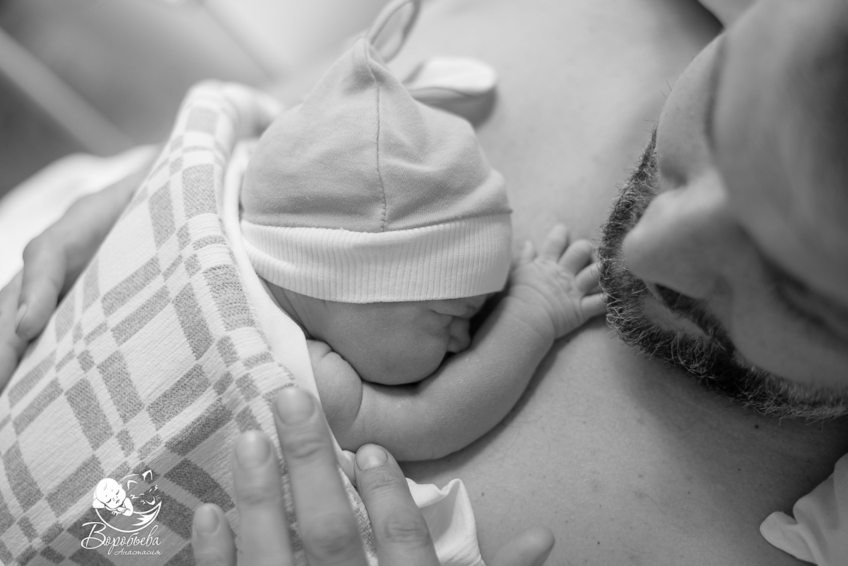 Издревле появление на свет младенца считалось очень таинственным и интимным моментом. Сегодня же в моду входит западное видение данного вопроса: партнерские роды, а также съемка всего происходящего на фото- или видеокамеру