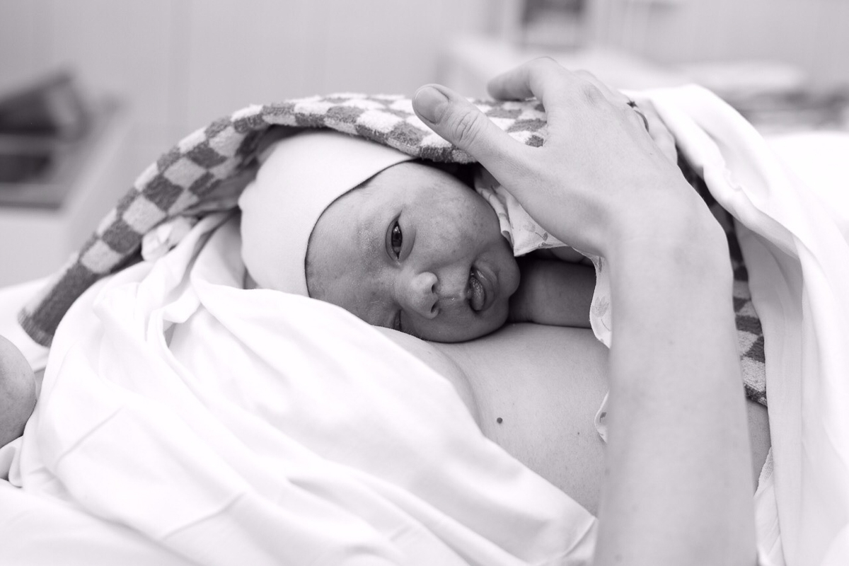 Издревле появление на свет младенца считалось очень таинственным и интимным моментом. Сегодня же в моду входит западное видение данного вопроса: партнерские роды, а также съемка всего происходящего на фото- или видеокамеру