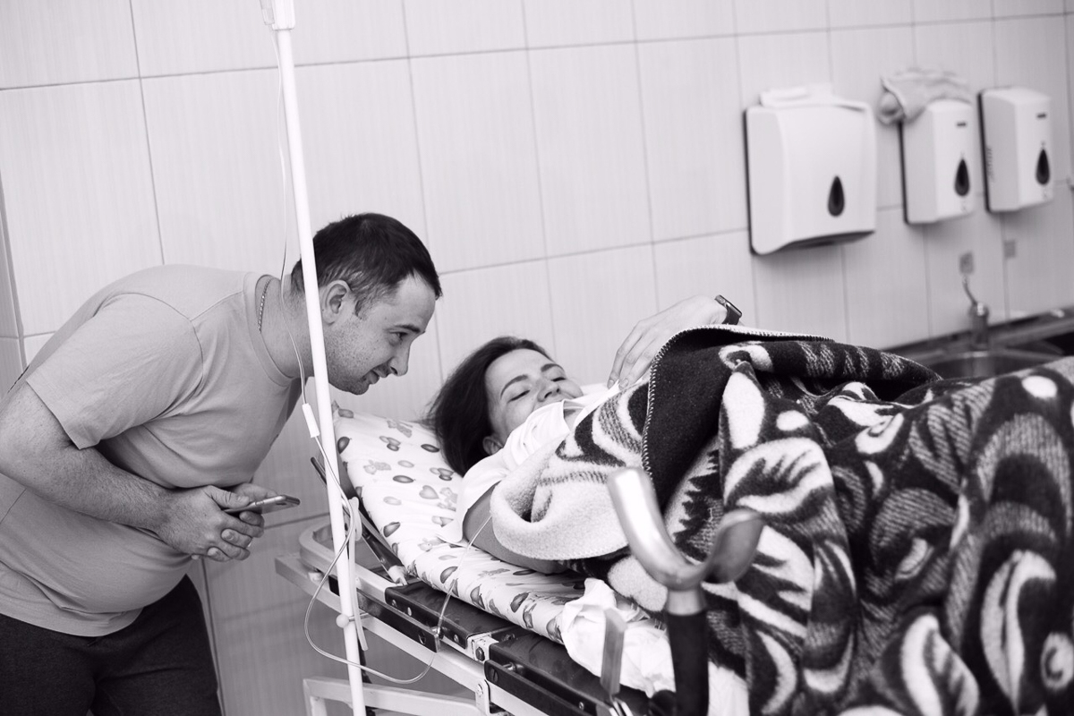 Издревле появление на свет младенца считалось очень таинственным и интимным моментом. Сегодня же в моду входит западное видение данного вопроса: партнерские роды, а также съемка всего происходящего на фото- или видеокамеру