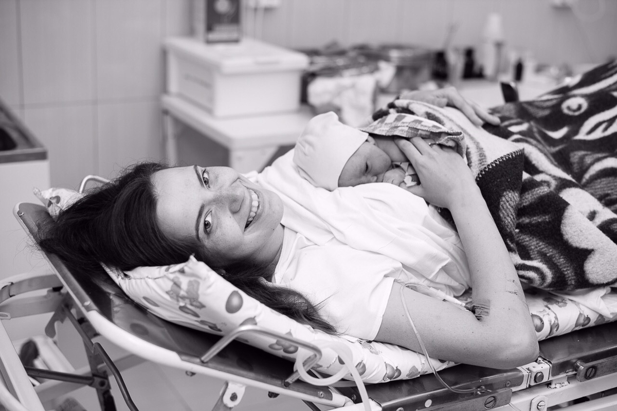 Издревле появление на свет младенца считалось очень таинственным и интимным моментом. Сегодня же в моду входит западное видение данного вопроса: партнерские роды, а также съемка всего происходящего на фото- или видеокамеру