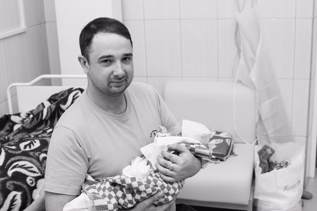 Издревле появление на свет младенца считалось очень таинственным и интимным моментом. Сегодня же в моду входит западное видение данного вопроса: партнерские роды, а также съемка всего происходящего на фото- или видеокамеру