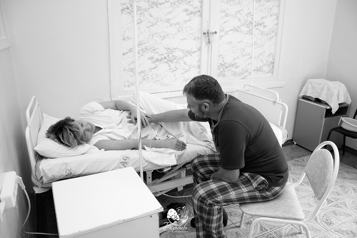 Издревле появление на свет младенца считалось очень таинственным и интимным моментом. Сегодня же в моду входит западное видение данного вопроса: партнерские роды, а также съемка всего происходящего на фото- или видеокамеру