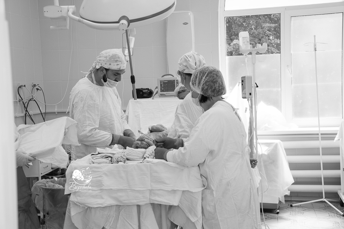 Издревле появление на свет младенца считалось очень таинственным и интимным моментом. Сегодня же в моду входит западное видение данного вопроса: партнерские роды, а также съемка всего происходящего на фото- или видеокамеру