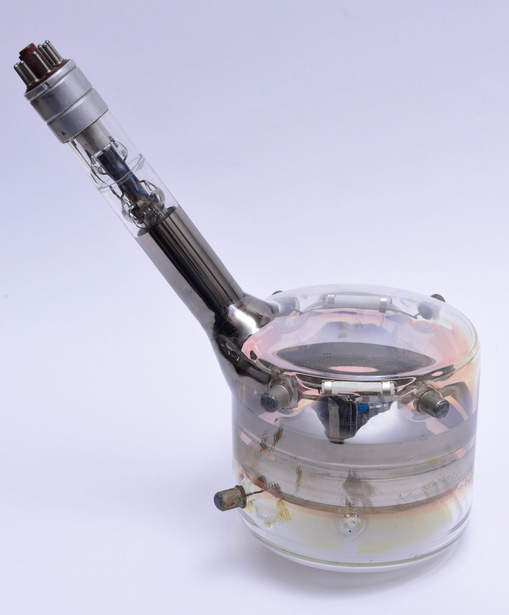 Живописный плафон из Муромцева, иконоскоп Зворыкина, оборудование Черникеева и другие уникальные экспонаты хранятся в самом “сердце” Владимиро-Суздальского музея-заповедника. Нам удалось взглянуть на них