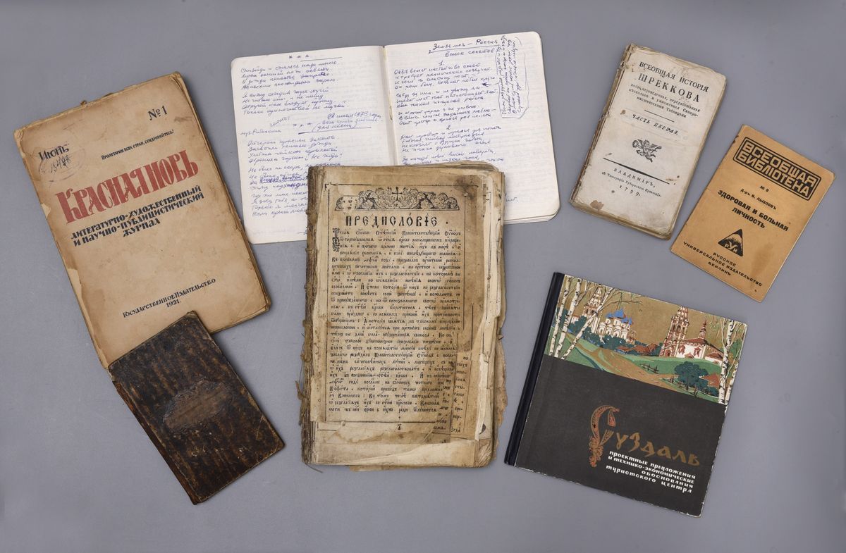 Живописный плафон из Муромцева, иконоскоп Зворыкина, оборудование Черникеева и другие уникальные экспонаты хранятся в самом “сердце” Владимиро-Суздальского музея-заповедника. Нам удалось взглянуть на них