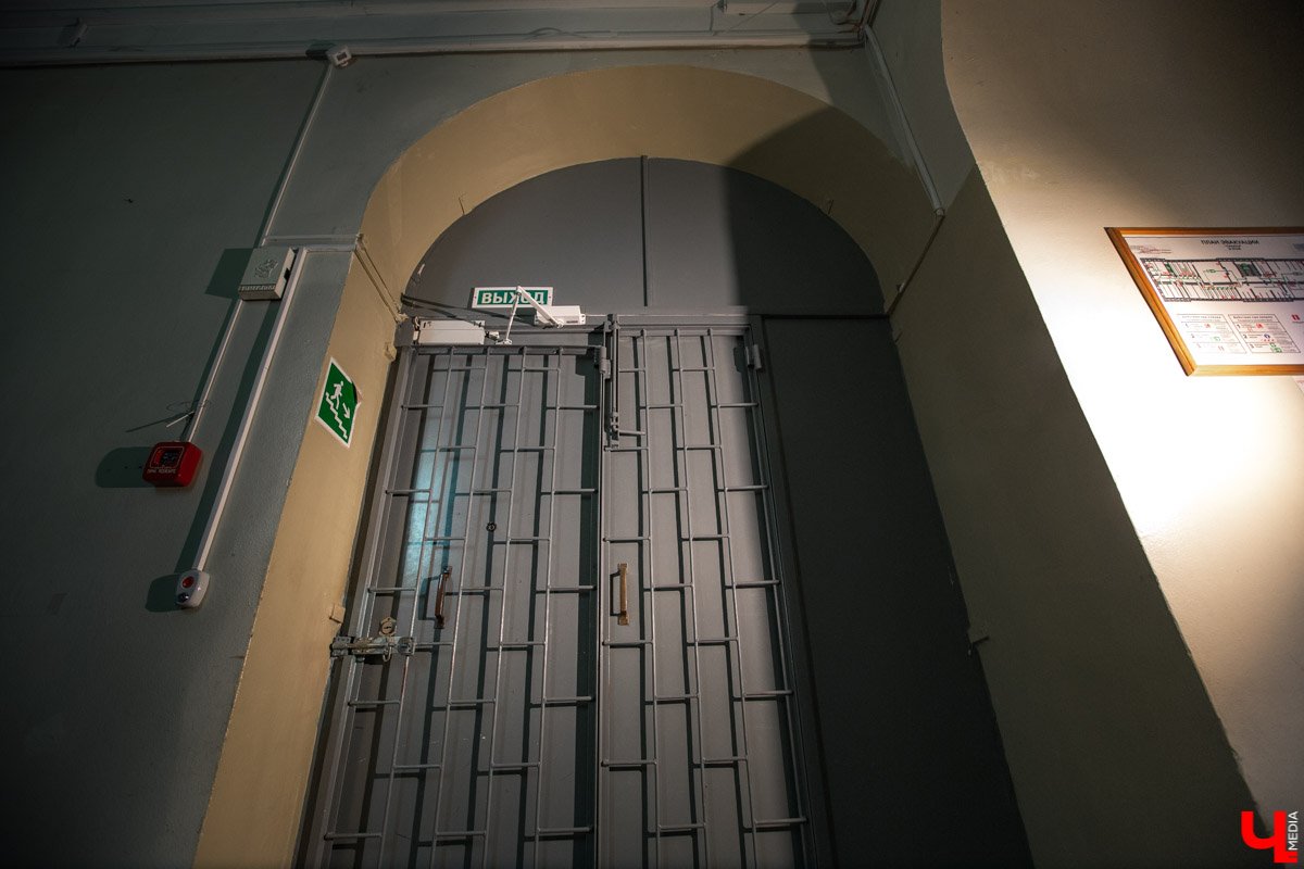 Живописный плафон из Муромцева, иконоскоп Зворыкина, оборудование Черникеева и другие уникальные экспонаты хранятся в самом “сердце” Владимиро-Суздальского музея-заповедника. Нам удалось взглянуть на них