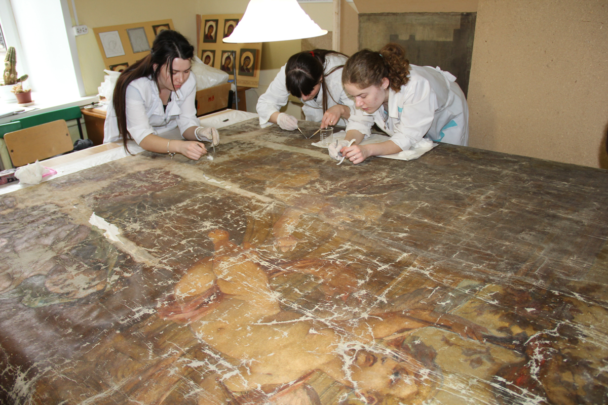 Живописный плафон из Муромцева, иконоскоп Зворыкина, оборудование Черникеева и другие уникальные экспонаты хранятся в самом “сердце” Владимиро-Суздальского музея-заповедника. Нам удалось взглянуть на них