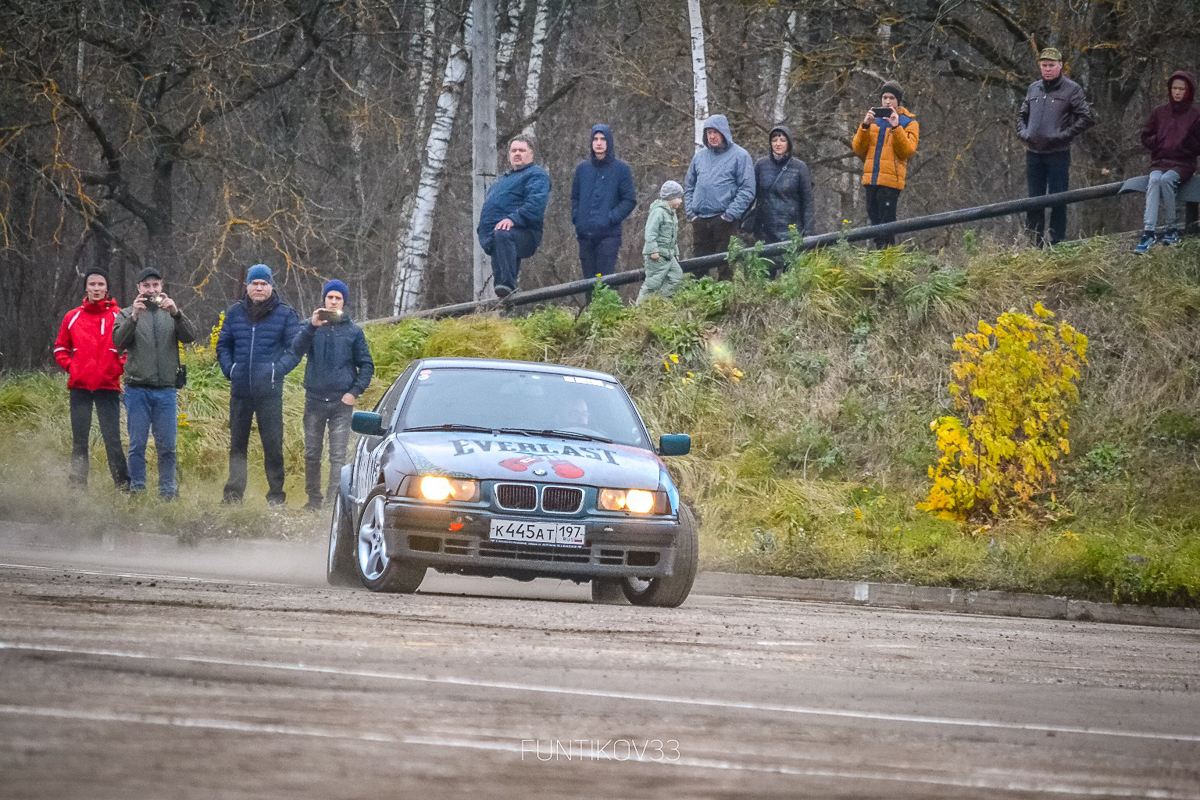 В минувшее воскресенье во Владимире завершился третий этап кубка области по автомногоборью “Автослалом”. Это было ярко, зрелищно и, самое главное, — результативно. 35 участников продемонстрировали свои способности вождения на специальной трассе. Соревновались как мужчины, так и женщины. Все на своем личном транспорте