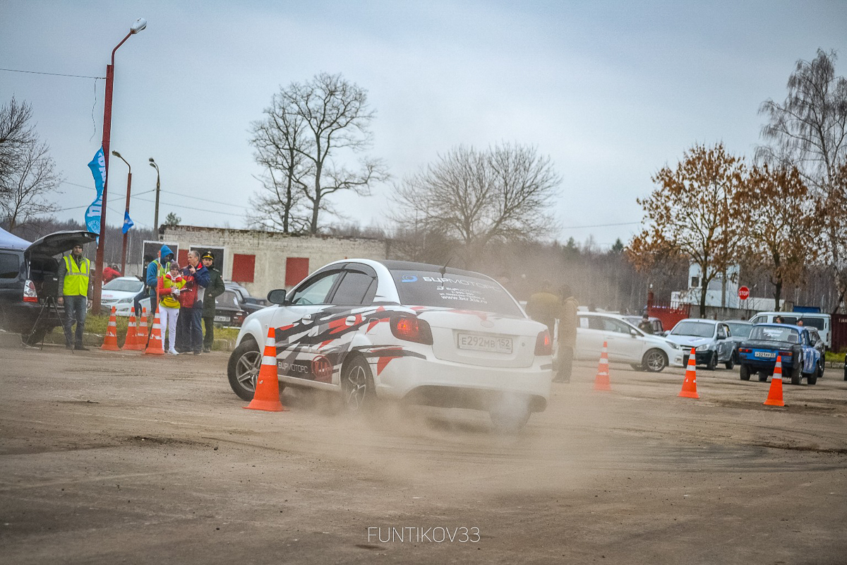 В минувшее воскресенье во Владимире завершился третий этап кубка области по автомногоборью “Автослалом”. Это было ярко, зрелищно и, самое главное, — результативно. 35 участников продемонстрировали свои способности вождения на специальной трассе. Соревновались как мужчины, так и женщины. Все на своем личном транспорте