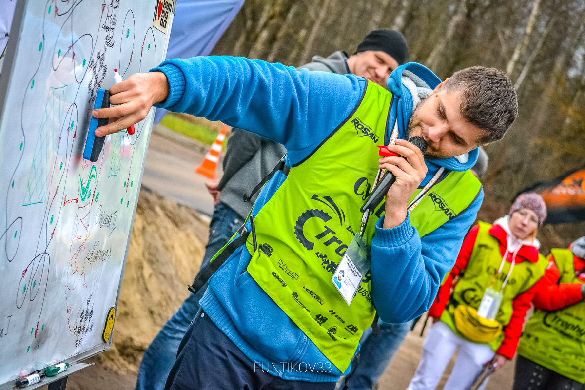 В минувшее воскресенье во Владимире завершился третий этап кубка области по автомногоборью “Автослалом”. Это было ярко, зрелищно и, самое главное, — результативно. 35 участников продемонстрировали свои способности вождения на специальной трассе. Соревновались как мужчины, так и женщины. Все на своем личном транспорте